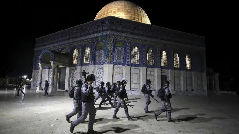Polisi Israel melakukan manuver melalui kompleks Masjid Al Aqsa. (Istimewa).