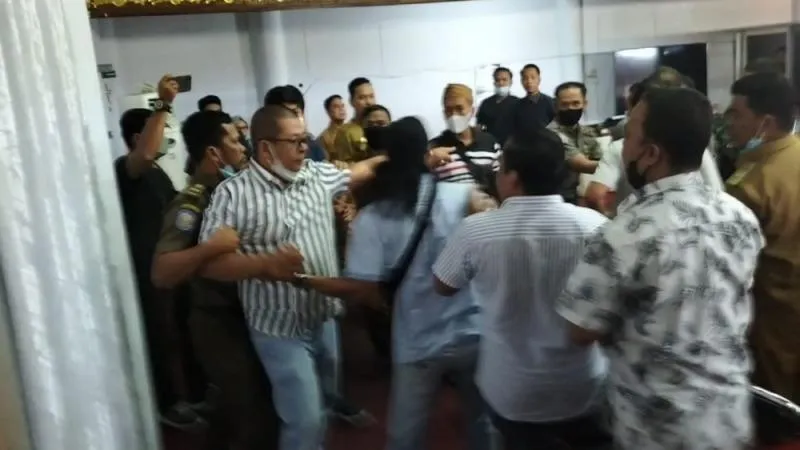 Wakil Rakyat DPR Jambi hampir adu jotos dengan rakyat saat bahas tambang emas ilegal (Metrojambi)
