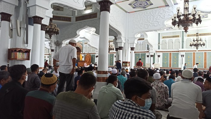 Suasana salat di Masjid Baiturrahman Aceh (Detik)