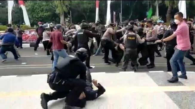 Viral Video Polisi banting mahasiswa di Banten (Net)