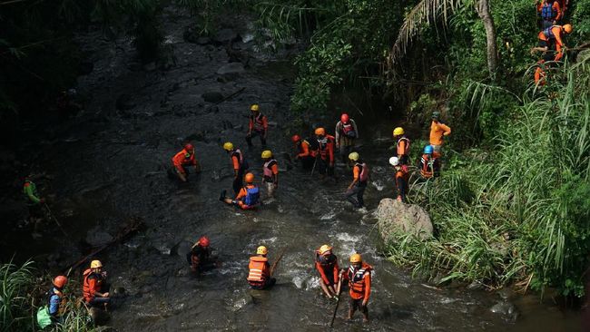 BPBD dan Tim SAR dalam proses mencari jasad santri tewas terseret arus di Ciamis, Jawa Barat (Antara)