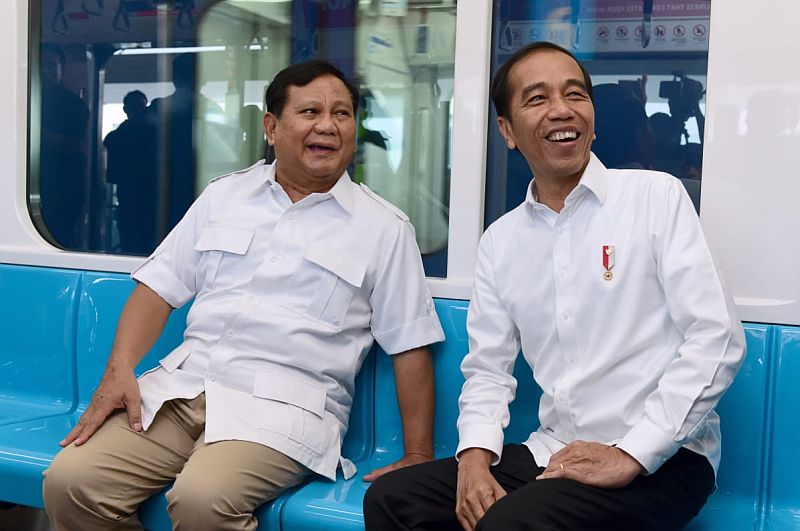 Dua capres di 2019 Jokowi dan Prabowo sedang naik MRT (Foto: Istimewa)