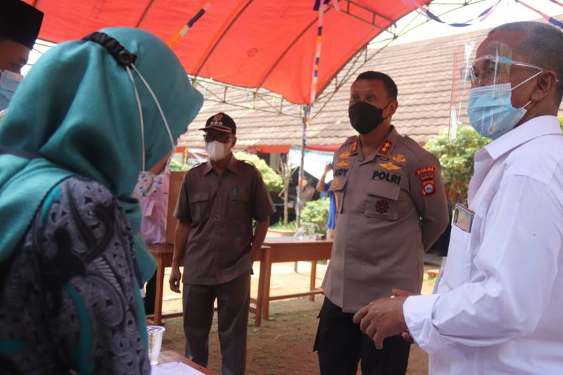 Kapolda Banten saat meninjau pelaksaan pemungutan suara Pilkades Serentak (Dok.Humas Polda Banten)