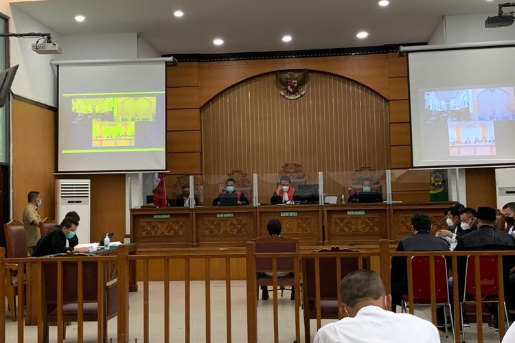 Jaksa Penuntut Umum (JPU) membacakan surat dakwaan untuk Briptu Fikri Ramadhan, terdakwa kasus dugaan tindak pidana tindak pidana pembunuhan (unlawful killing)terhadap empat laskar Front Pembela Islam (FPI) di KM 50 Tol Jakarta-Cikampek ke Pengadilan Negeri Jakarta Selatan, Senin (18/10/2021). (Kompas)