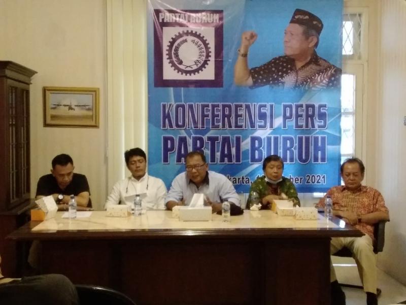 Ketua Umum KSBSI, Johannes Dartha Pakpahan (dua kiri) bersama para pendiri Partai Buruh (Foto: Istimewa)