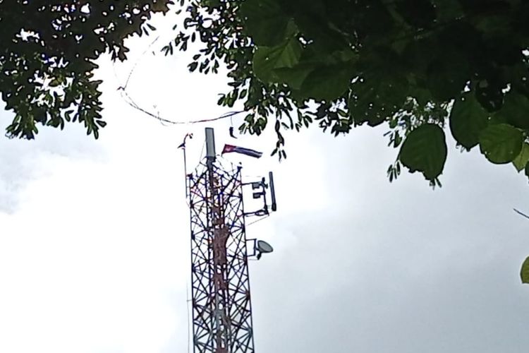 Bendera Bintang Kejora berkibar di ujung tiang menara Bace Transceiver Station (BTS) Mankowari (Kompas)