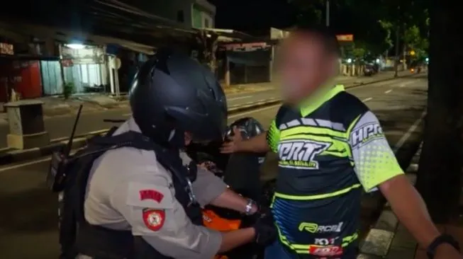 viral Aipda Ambarita memaksa melihat ponsel warga (Net)