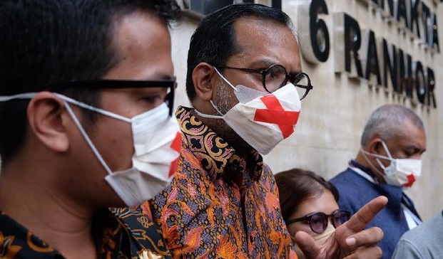 Curi Perhatian, Ini Arti Masker Bertanda Silang Haris Azhar Saat Mediasi Kasus dengan LBP  