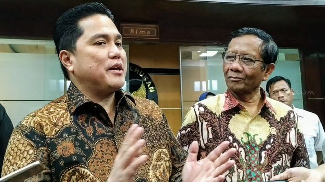 Menteri BUMN Erick Thohir dan Menkopolhukam Mahfud MD. (Suara.com/M. Yasir)