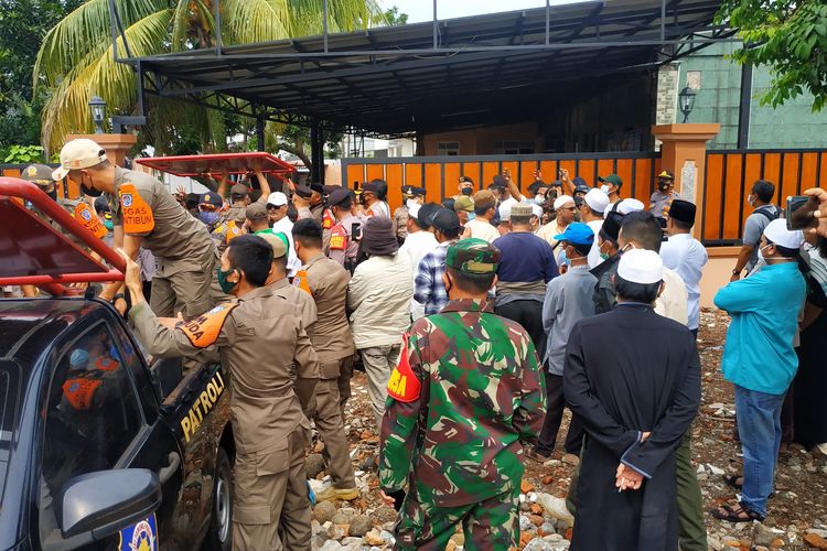 Tindakan pembongkaran paksa masjid Ahmadiyah dan penyegelan dilakukan oleh pihak Pemkot Depok (Kompas)