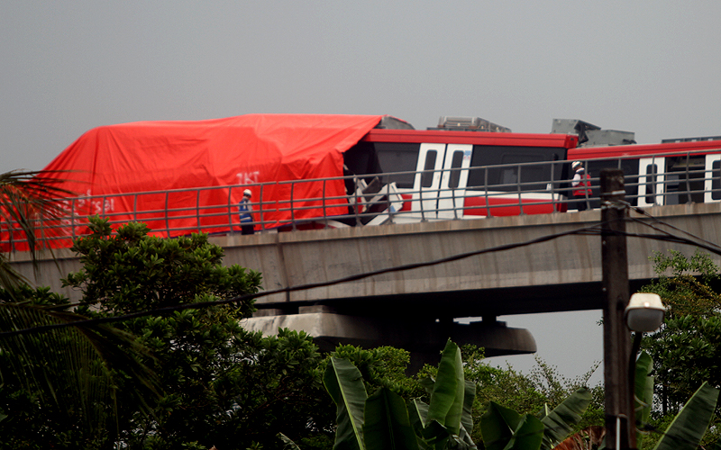Kondisi rangkaian kereta Light Rail Transit (LRT) Jabodebek usai kecelakaan di kawasan Munjul, Cibubur, Jakarta, Senin (25/10). Dua rangkaian kereta LRT Jabodebek mengalami tabrakan saat tengah menjalani tahap uji coba pada pukul 12.30 WIB. Belum diketahui penyebab tabrakan tersebut dan hingga kini petugas masih menjaga di area kecelakaan. Robinsar Nainggolan