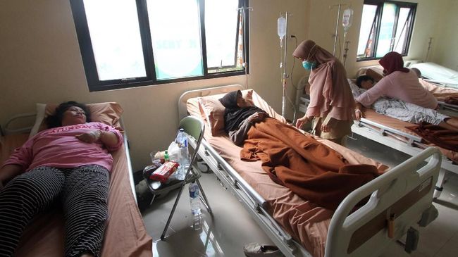 Puluhan warga Koja, Jakarta Utana keracunan usai menyantap nasi kotak dari PSI (Antara)
