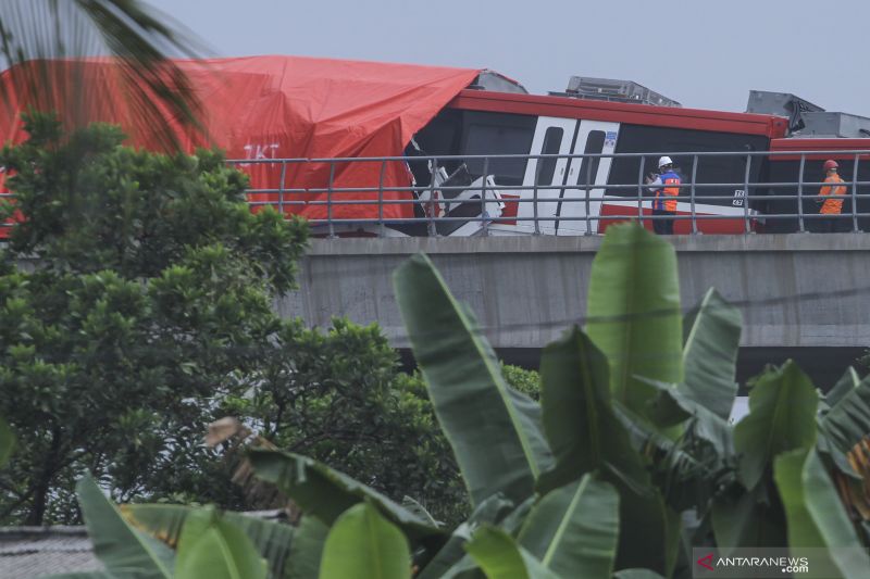 Petugas memeriksa gerbong kereta LRT yang mengalami kecelakaan di ruas Cibubur-TMII, Jakarta, Senin (25/10/2021). Dua kereta ringan lintas rel terpadu (LRT) Jabodebek mengalami kecelakaan di jalur layang ruas Cibubur-TMII pada pukul 12.30 WIB dan hingga kini masih dalam proses pemeriksaan. (Foto: Antara).