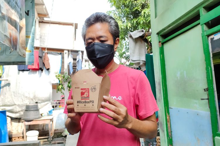 Salah satu warga Koja yang mendapat nasi kotak dari Parta Solidaritas Indonesia, Senin (25/10/2021).(KOMPAS.COM/ IRA GITA).