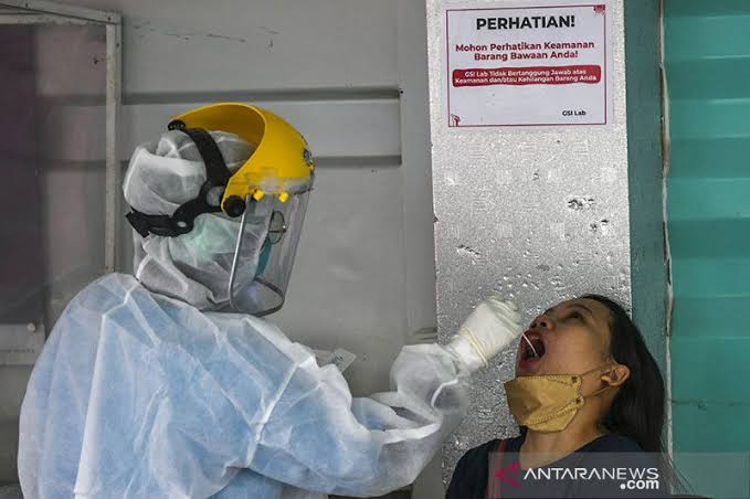 Petugas kesehatan melakukan tes usap PCR di Jakarta, Senin (25/10/2021). (Foto: Antara).