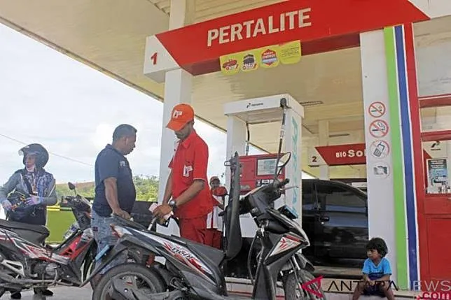 Ilustrasi: Petugas SPBU melayani masyarakat dengan mengisi BBM jenis Pertalite. (Foto: Antara)