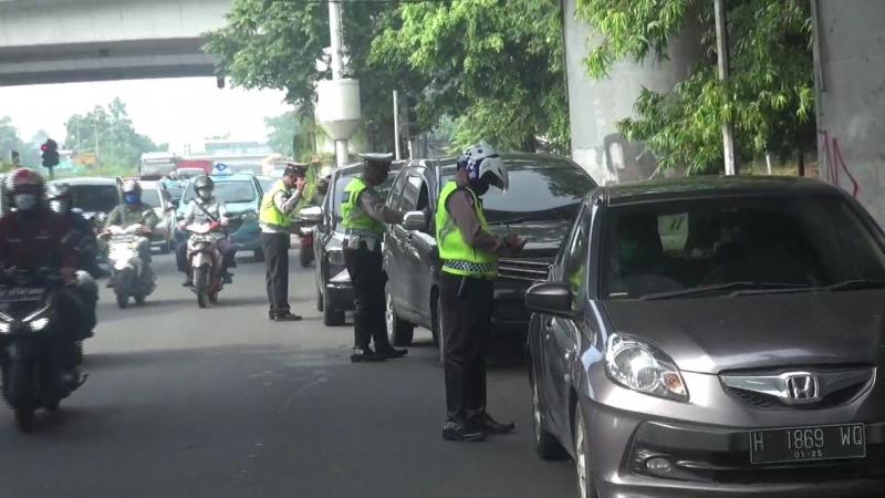 Sejumlah pengendara mobil dengan plat nomor ganjil di Jalan D.I Panjaitan Cawang, Jakarta Timur, Pada Kamis pagi, dikenakan sanksi tilang karena melintas di jalur ganjil genap.  Denda dengan besaran maksimal Rp500.000 diberikan kepada setiap pelanggar.