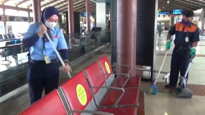 Halimah seorang petugas kebersihan Bandara menemukan cek senilai Rp 35,9 M dan mengembalikan ke petugas keamanan Bandara (Tempo)