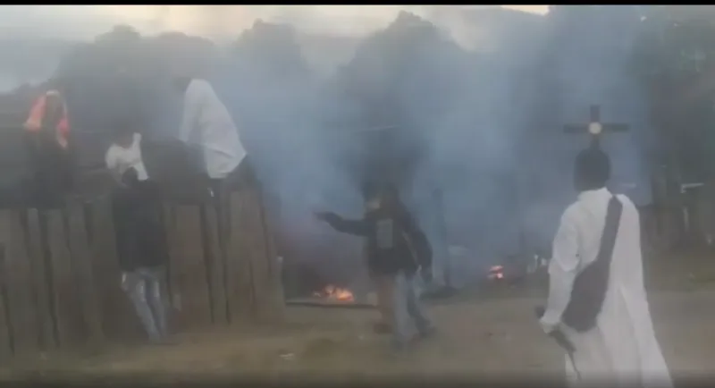 Muncul Pria Bawa Salib di Tengah Gempuran KKB Papua yang Membuat Takut  Wanita dan Anak-anak