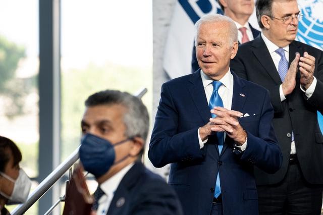 Presiden Joe Biden menghadiri sesi foto keluarga selama KTT G20 di La Nuvola di Roma, Italia 30 Oktober 2021. (Foto: Reuters).