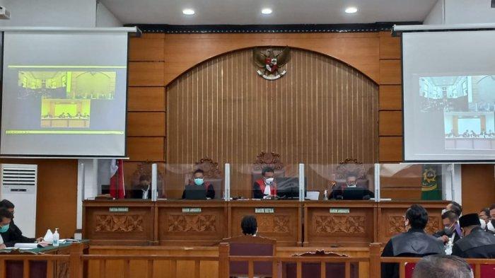Terdakwa kasus pembunuhan di luar hukum atau unlawful killing 4 Laskar FPI, Briptu Fikri Ramadhan, menjalani sidang dakwaan di Pengadilan Negeri Jakarta Selatan, Rabu (18/10/2021).  (Tribun Jakarta)
