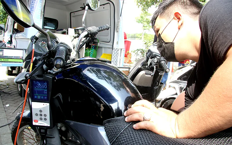 Petugas melakukan uji emisi gas buang kendaraan di Lapangan Parkir IRTI Monas, Jakarta, Selasa (2/11). Terdapat 15 lokasi bengkel dan kios pelaksana uji emisi di Jakarta untuk warga yang ingin melakukan uji emisi kendaraan sebelum diterapkannya sanksi tilang berupa denda sebesar Rp 500.000 untuk mobil dan motor Rp 250.000 pada 13 November 2021 mendatang. Robinsar Nainggolan