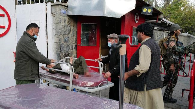 Seorang komandan senior Taliban merupakan salah satu korban yang meninggal dalam serangan bom ISIS di rumah sakit militer di Kabul, Afghanistan, Selasa (2/11/2021). (Reuters/Zohra Bensemara)