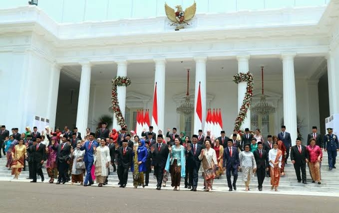Ilustrasi: Presiden Joko Widodo bersama para menteri Kabinet Indonesia Maju saat foto bersama di pelataran Istana Merdeka, Jakarta pada Rabu (23/10/2019). (Foto: Antara).