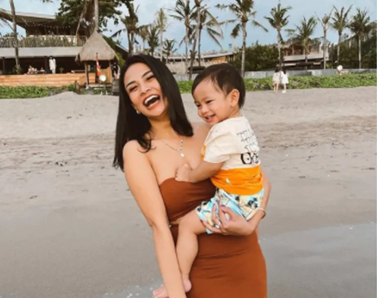 Vanessa Angel dan Putranya Gala Sky Andriansyah sebelum terjadi kecelakaan maut di Tol Nganjuk, Jawa Timur (Tangkapan layar IG @Vanessaangelofficial)