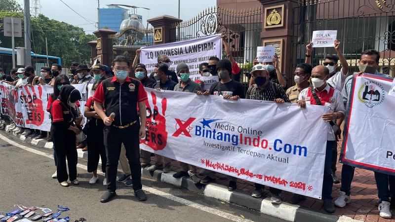 Ratusan jurnalis bersama kuasa hukum sekaligus Ketua Pengurus LQ Indonesia Lawfirm, Alvin Lim (depan) melakukan aksi demonstrasi di depan Gedung Mabes Polri, Jumat (5/11/2021). (Foto: Dok LQ Indonesia Lawfirm).