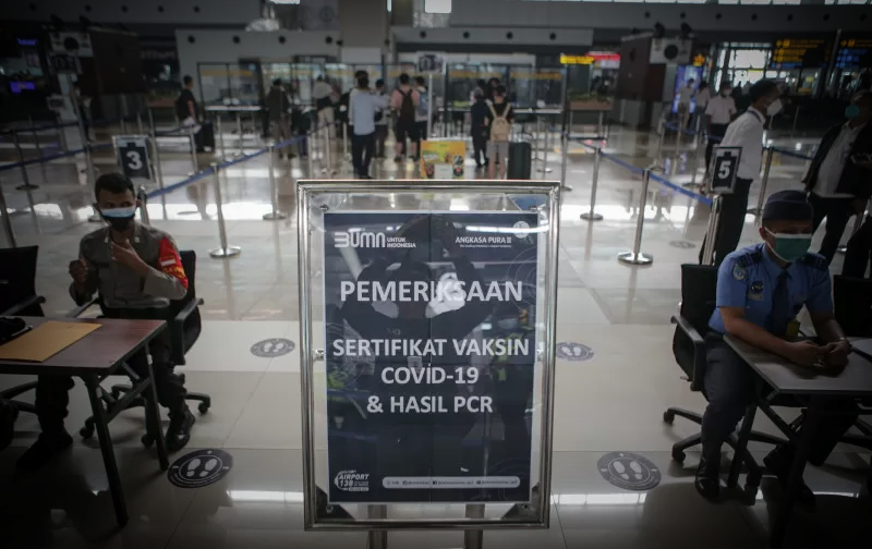 Petugas berjaga untuk memeriksa surat vaksinasi dan hasil tes PCR calon penumpang pesawat udara di Terminal 3, Bandara Internasional Soekarno Hatta, Tangerang, Banten, Senin (5/7/2021). (Foto: Antara).