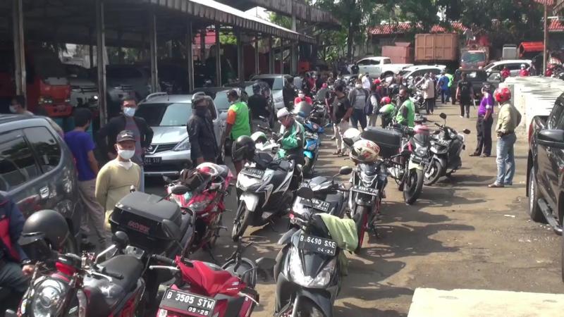 Jelang pemberlakuan Tilang Uji Emisi pada tanggal 13 November mendatang ratusan pengendara roda dua maupun roda empat memadati kantor dinas lingkungan hidup Jakarta, pada Kamis pagi. Antrian kendaraan bahkan sampai ke Jalan Raya hingga menimbulkan kepadatan.
