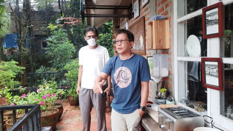 Law-Justice.co Saat Mengunjungi Rumah Rocky Gerung di Desa Bojongkoneng, Sentul, Bogor (Foto: Firman/Law-Justice)