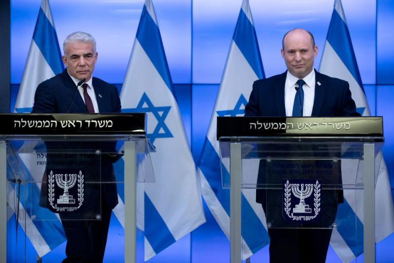 Perdana Menteri Israel Naftali Bennett (kanan) dan Menteri Luar Negeri Yair Lapid (kiri) di Kantor Pers Pemerintah, (GPO), Yerusalem, Sabtu (6/11/2021). (Foto: Reuters).