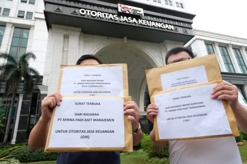 Ilustrasi - Sejumlah perwakilan nasabah Minna Padi menyampaikan surat terbuka kepada OJK di Jakarta. (Foto: Antara).