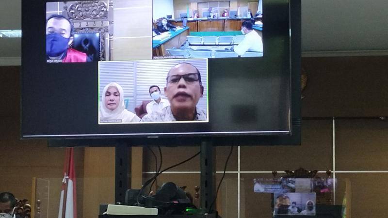 Layar monitor menampilkan Unep Hidayat (kanan) dan Djuanningsih (kiri) dalam sidang kasus korupsi BJB Cabang Tangerang di Pengadilan Negeri Tipikor Serang, Banten, Selasa (9/11/2021). (Foto: Law-Justice/Alfin Pulungan).