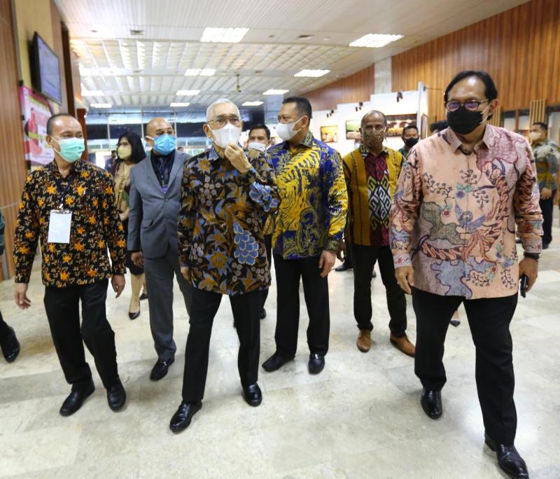 Wapres RI ke-6 Try Sutrisno berserta Ketua MPR RI Bambang Soesatyo dan Rektor UKI Dhaniswara K Harjono (Foto: Istimewa)