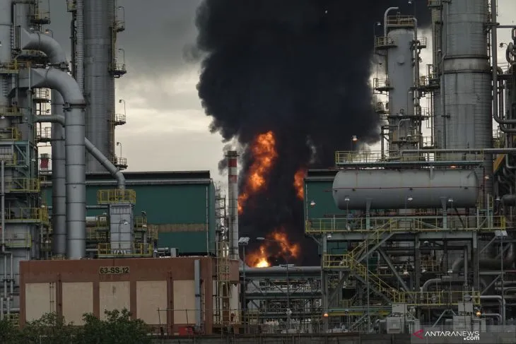 Kobaran api disertai kepulan asap terlihat dari tangki 36 T 102 yang terbakar di Kilang Pertamina Internasional RU IV Cilacap, Jawa Tengah, Minggu (14/11/2021). (Foto: Antara).