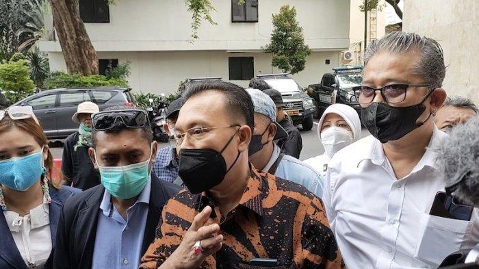 Ketua Majelis ProDEM Iwan Sumule memberikan keterangan terkait pelaporan Luhut Binsar dan Erick Thohir soal Bisnis PCR di Polda Metro Jaya, Senin (15/11/2021). (Tribunews) 