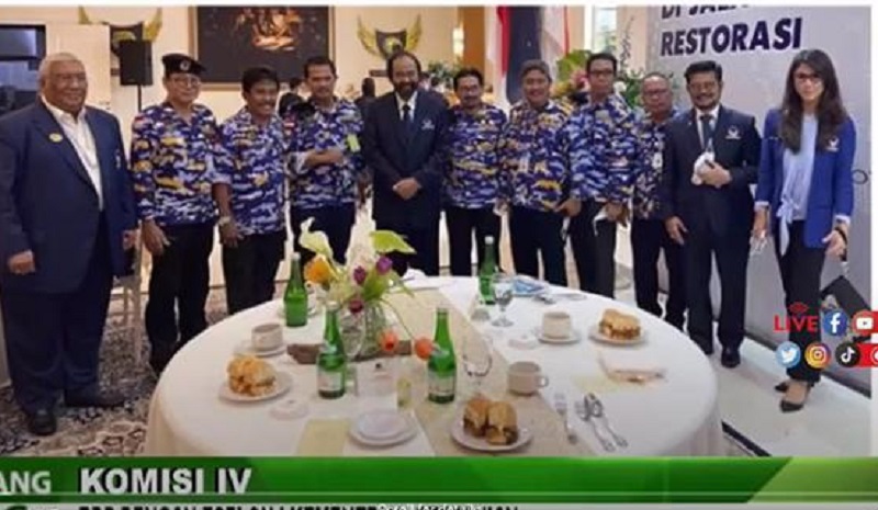 Pegawai Kementan bersama Ketua Umum Partai NasDem, Surya Paloh. (Tangkapan Layar YouTube DPR)
