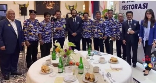 Beberapa Pejabat Kementan Menggunakan Seragam Loreng bersama Ketua Umum Partai Nasdem Surya Paloh (Foto: Istimewa) 