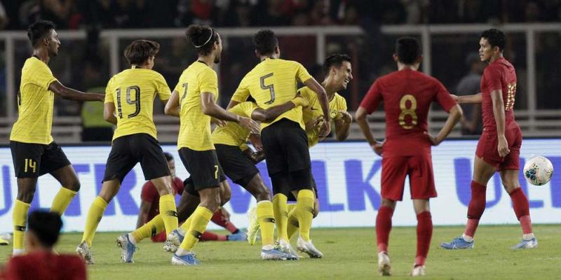 Para pemain Malaysia merayakan gol yang dicetak oleh Mohamadou Sumareh ke gawang Indonesia pada laga kualifikasi Piala Dunia 2022 di SUGBK, Jakarta, Kamis (5/9). (Bola.com)