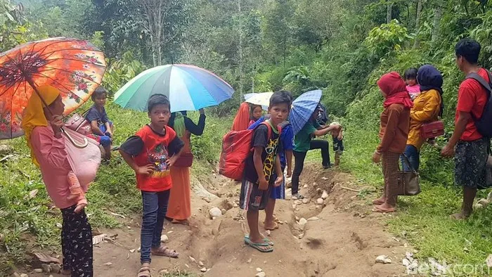 Ratusan Warga Polman Terancam Kelaparan usai 4 Hari Terisolir Longsor. (Detik).