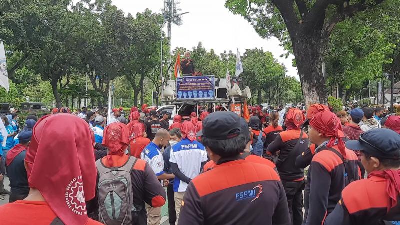 Ratusan buruh mendatangai Balai Kota Jakarta pada jumat siang. Mereka tak terima kenaikan upah minimum provinsi (UMP) naik hanya  1,09 persen.