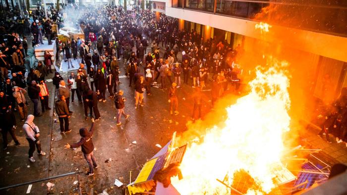 Para pengunjuk rasa di Brussels memulai kebakaran ketika kerusuhan Eropa atas pembatasan virus corona menyebar ke ibu kota Belgia © Hatim 