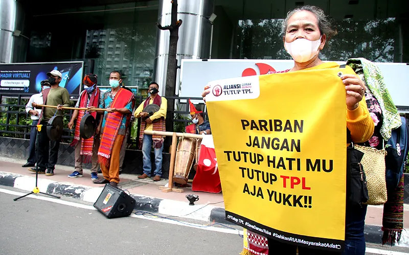 Aliansi Gerak Rakyat Tutup PT. Toba Pulo Lestari (TPL) unjuk rasa di depan Gedung Menteri Koordinator Bidang Kemaritiman dan Investasi (Menko Marves), Jakarta, Rabu (24/11). Masyrakat adat menuntut dihentikan operasional PT TPL dan hentikan kriminalisasi dan intimidasi kepada masyarakat. Robinsar Nainggolan