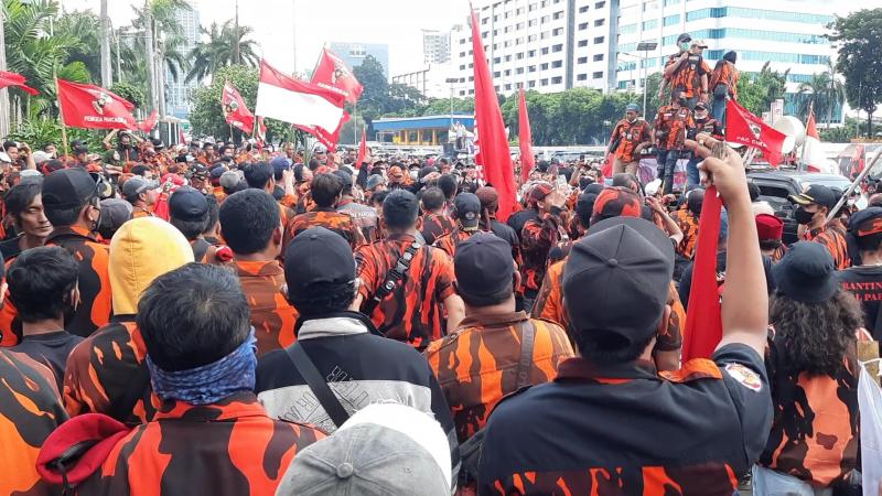 Ribuan massa aksi Pemuda Pancasila menggeruduk Gedung Dewan Perwakilan Rakyat atau DPR RI. (Law-Justice)