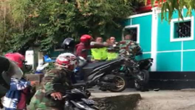 Kasus Oknum TNI & 2 Polisi Baku Hantam di Ambon Berakhir Damai. (ScreenShot Video Viral).