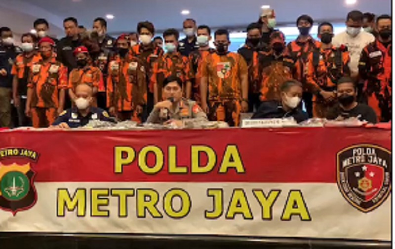 Konferensi pers di Polda Metro Jaya, Kamis (25/11/2021), perihal penangkapan sejumlah anggota Ormas Pemuda Pancasila yang membawa senjata saat demo di depan DPR. (Instagram @poldametrojaya)