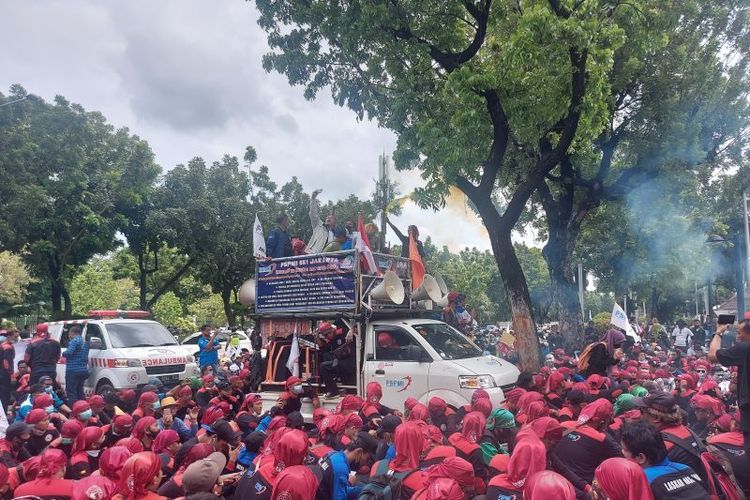 Buruh dari Federasi Serikat Pekerja Metal Indonesia (FSPMI) berkumpul di depan Gedung Balai Kota DKI Jakarta, Jalan Merdeka Selatan, Senin (29/11/2021). (Antara)